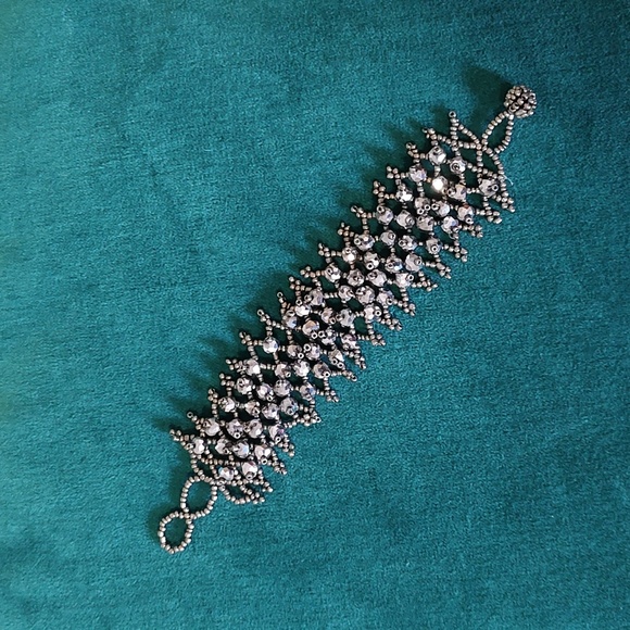 Beautiful dark gray/silver beaded bracelet. - Picture 1 of 4